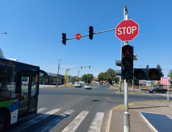 Ha nem működöknek a jelzőlámpák, akkor a táblák a mérvadók