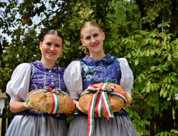 Szent Istvánt és az új kenyeret ünneplik a Sóstói Múzeumfaluban