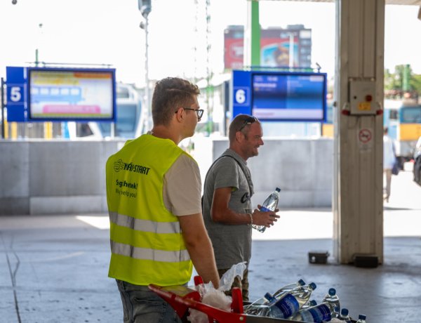 Szerdától vízosztás a vasútállomásokon, pályaudvarokon, autóbusz-állomásokon