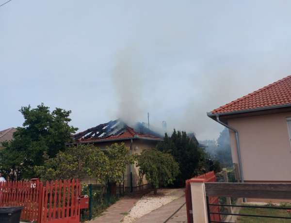 Teljes terjedelmében ég egy ház Nyírszőlősön, egy macskát ki kellett menekíteni