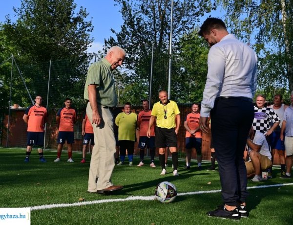 Már műfüvön pattog a labda a kispályásoknál