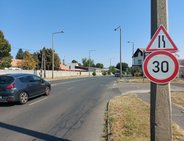 Ezért került 30 km/h-ás tábla a Pazonyira!