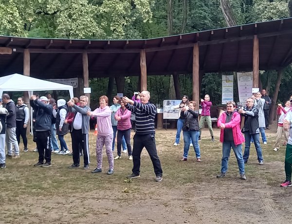 Lélekemelő programot szervezett a Fiatal Fogyatékkal Élők Otthonáért Egyesület a Sóstói erdőben