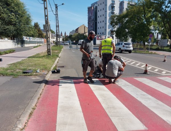 Karbantartást végeznek a belvárosi okoszebráknál