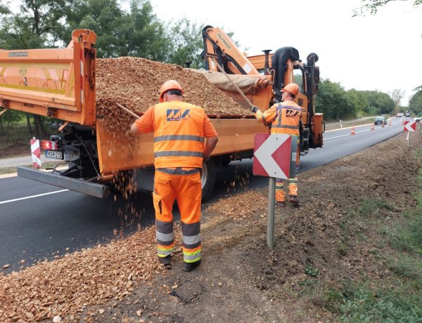 Ezt láthatta a 4-esen: megerősítették az útpadkát