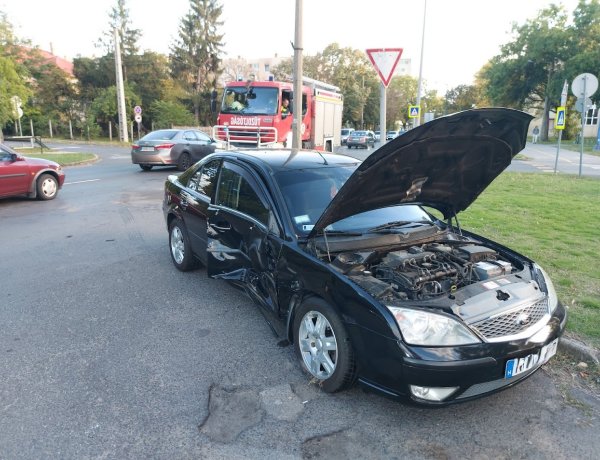 Érdemes figyelni a táblákat - három autó is összetört