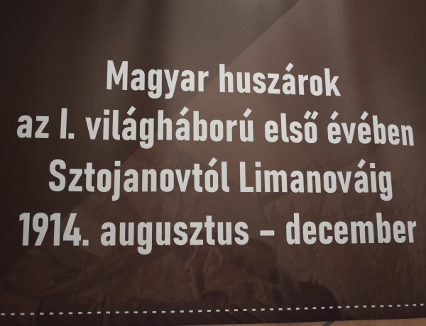 A magyar huszárok világát idézi meg egy izgalmas kiállítás a Vasutas Művelődési Házban 