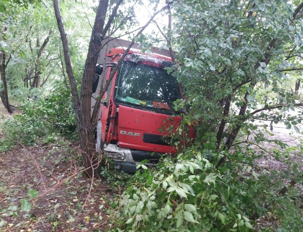 Egy arra járó traktor húzta ki az árokból a teherautót