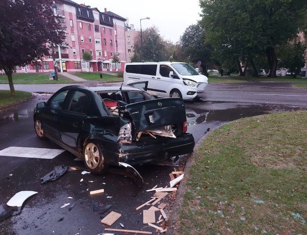 Hármas karambolhoz hívták a rendőröket - két autó totálkárosra tört