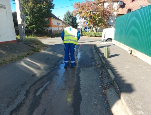 Ezért bontották fel az utcát - új csöveket fektetnek