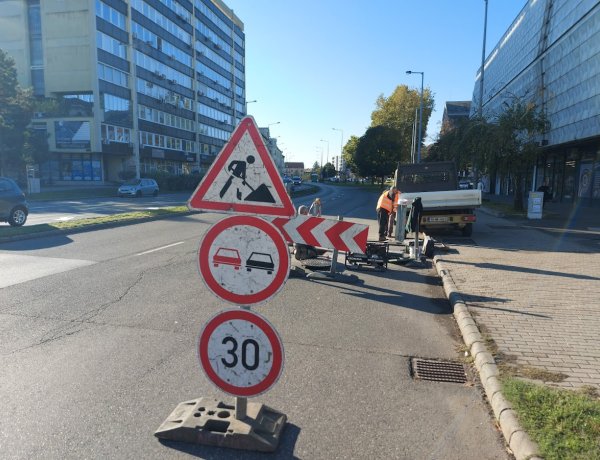 Egy fedlap miatt zárták le az egyik sávot - A Mártírok terén cserélik 