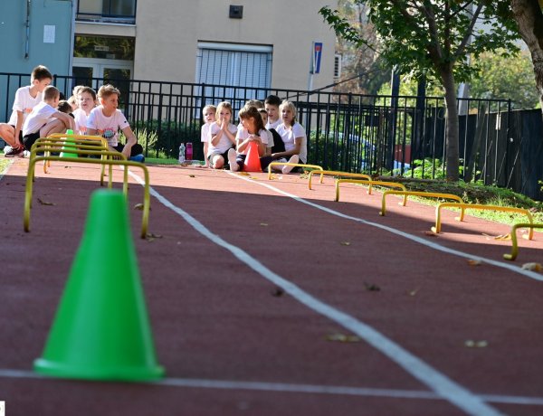 Rekortán futópálya – Egészséges, biztonságos környezetben sportolhatnak a Móricz Zsigmond iskola tanulói