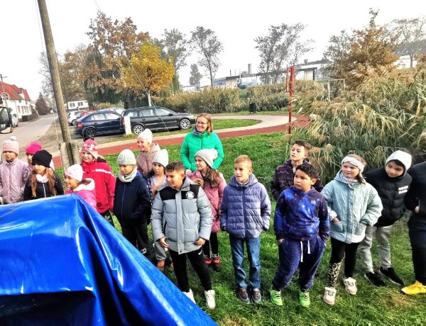 Nyolc mázsa pontyot telepítettek a Bujtosi-tóba - A  telepítésben résztvevő gyerekek és a horgászok is örültek