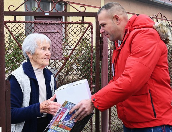 Már viszik az önkormányzat ajándékcsomagját a nyíregyházi nyugdíjasoknak