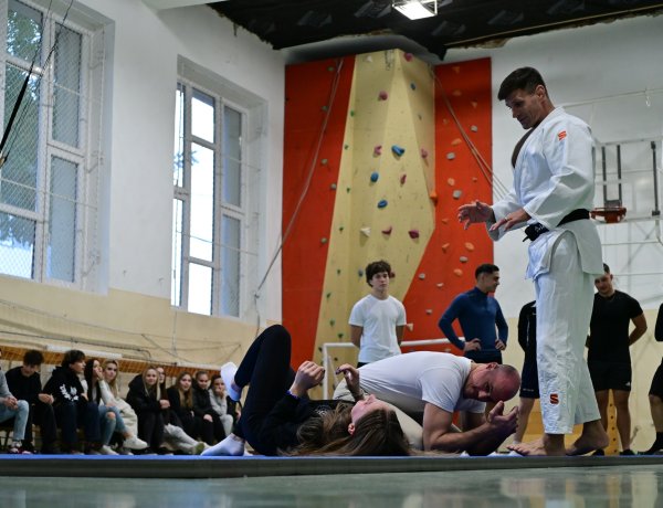 A sport legyen olyan mint a fogmosás - Ungvári Miklós tartott bemutatót Nyíregyházán