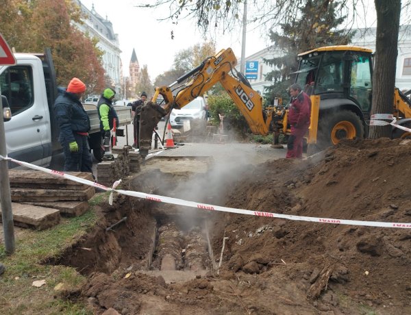 Eltört egy távhővezeték a Hősök terén                  