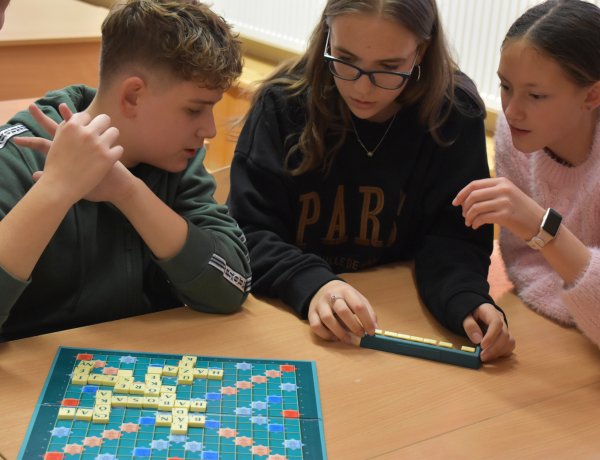 Scrabble csapatvetélkedőt szerveztek a Szent Imrében