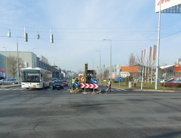 A Szegfű utcán is útjavításba kezdtek                                