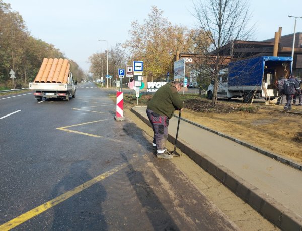 Az autóbusz megállóján dolgoznak az állatpark előtt