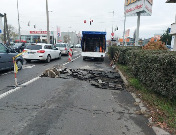 Tegnap felbontották a burkolatot, ma délelőtt kijívatották az úthibát