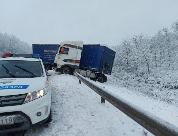 Kamion csúszott az árokba a 403-on - Egy sávra szűkült a forgalom