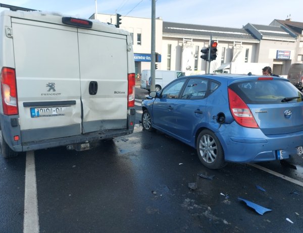 Ráfutás - Haszonjárműnek ütközött a kocsi