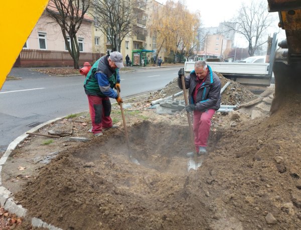 Csőtörés - A Kossuth utcára riasztották a NYÍRTÁVHŐ szakembereit