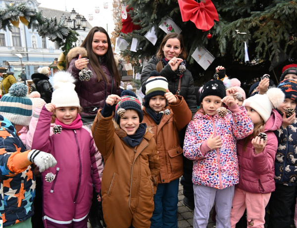 Kis karácsony sétány – 20 fenyőfát öltöztettek ünnepi díszbe az óvodások