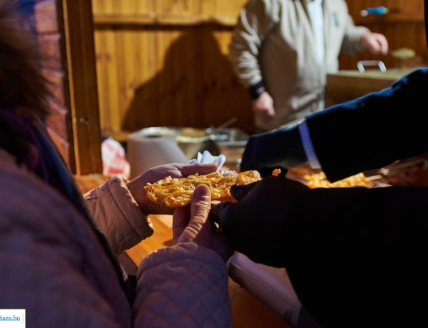 Vendégül látják egy illatos, fűszeres, forró lapcsánkára!