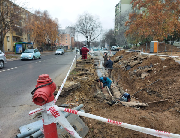 Gőzölgött a cső - Eltörött a távhővezeték a Kossuth úton