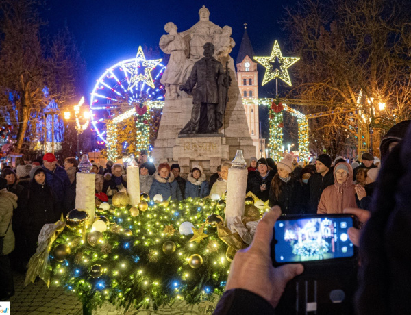 Fények és dallamok advent második vasárnapján a Kossuth téren