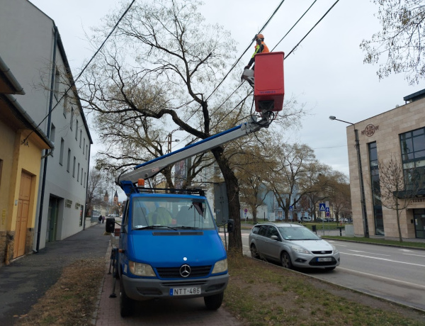 Ezért volt szükség az emelőkosárra a belvárosban