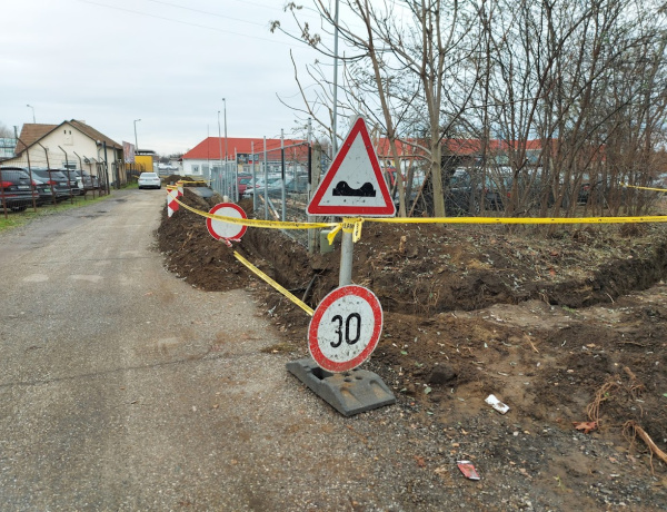 Kérdezték, hogy miért nehezebb közlekedni a járdán a Debreceni út  mellett