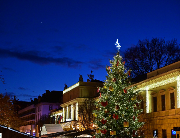 Már az öröm gyertyája is ég az adventi koszorún