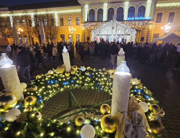 Vasárnap mind a négy gyertya ég majd a város adventi koszorúján!