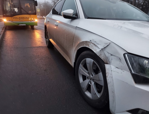 Hajnali ütközés - Először az útpadkának, majd a busznak ütközött