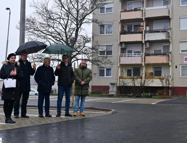 Kész az új parkoló – Karácsonyi ajándék a facsemeték alatt a Fazekas János téren 