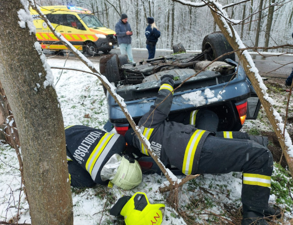 Előzött, megcsúszott, fejreállt - Kórházba került a kocsi sofőrje 