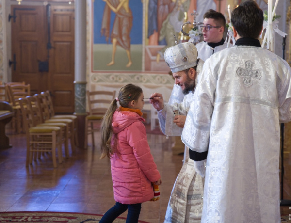  „Isten emberré lett, hogy az ember elinduljon felé” – Karácsony a Szent Miklós-székesegyházban