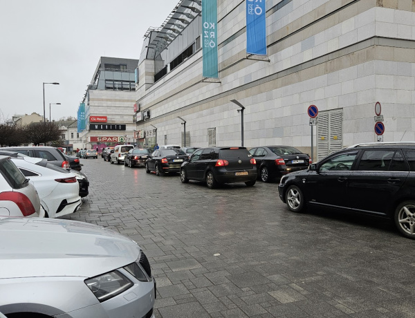 Sok a szabálytalanul parkoló Nyíregyháza belvárosában