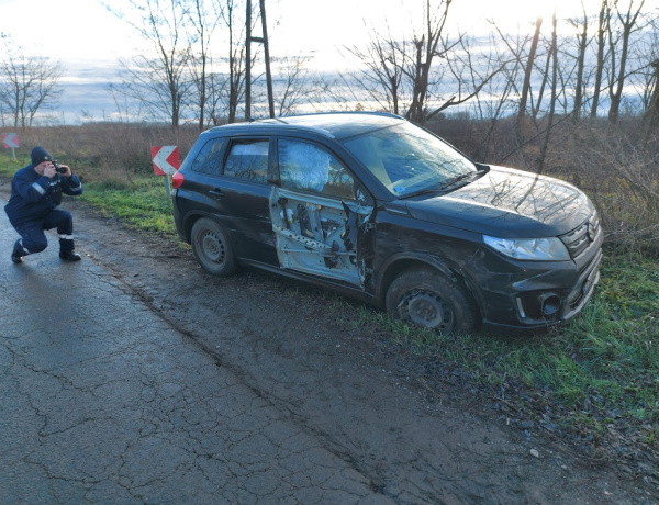 Úgy kanyarodott, hogy mindkét autó totálkáros lett