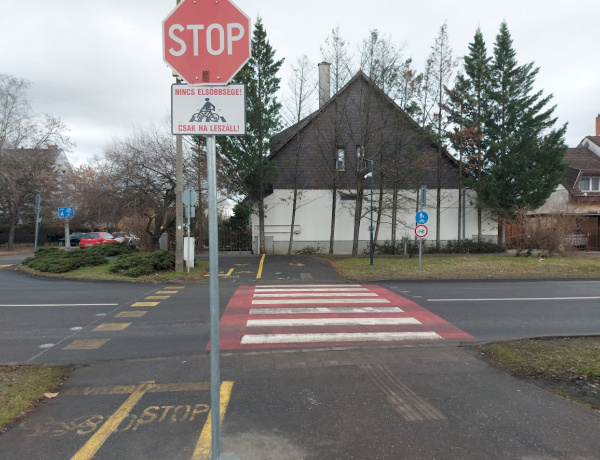 Visszakerült a tábla a helyére - Egy autós döntötte ki