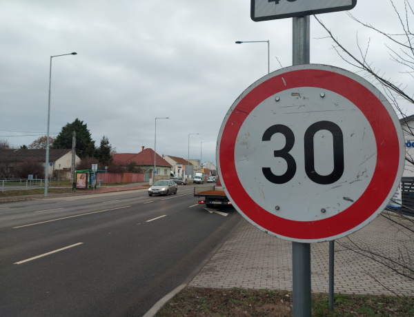 Lassabban! - Sokan észre sem veszik, hogy itt egy 30-as tábla figyelmeztet