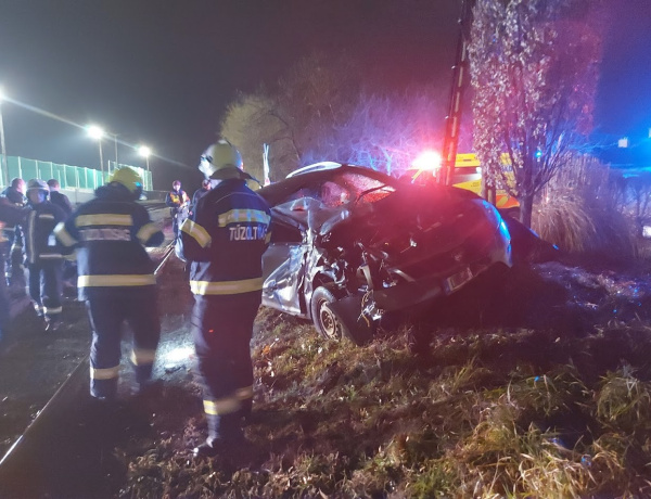 Három autónak sikerült átmenni a kürtölő vonat előtt, a negyedikkel összeütközött!