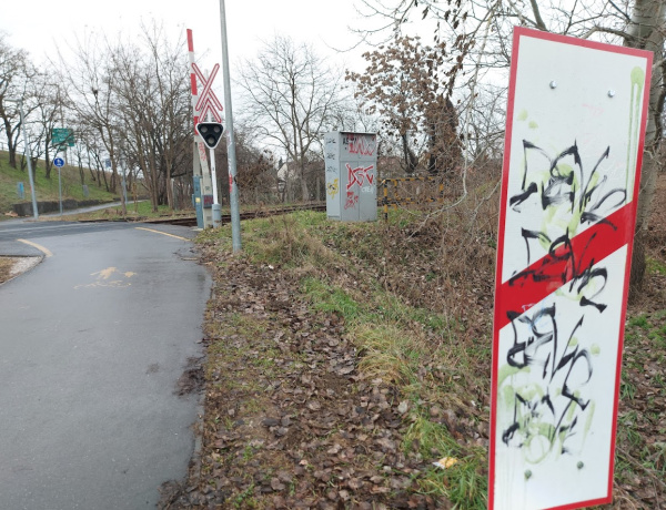 Összevissza firkálják a táblákat, sorompókat, kapcsolószekrényeket