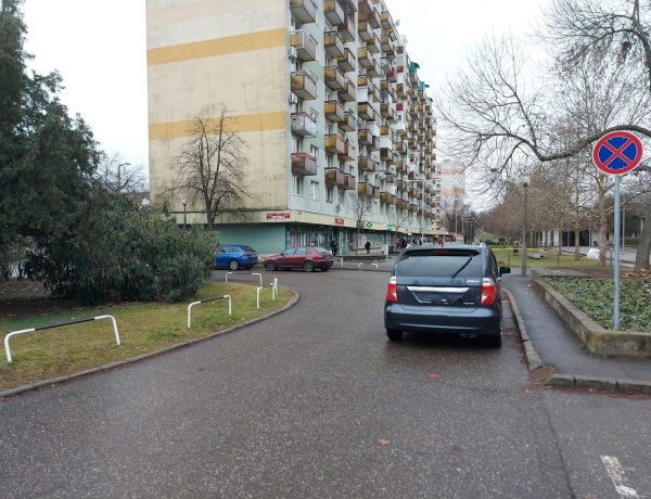 Sokba kerülhet, ha a megállni tilos táblát nem veszi figyelembe!