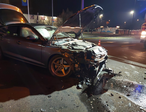 Ezer darabra tört a két autó eleje - Egy személy megsérült