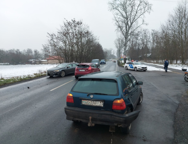 Kinyíltak a légzsákok, de karcolásokkal megúszták