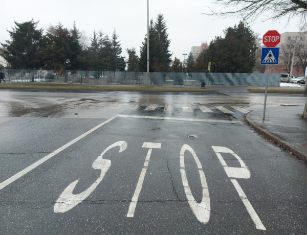 Vadonatúj a stoptábla, de a sebességkorlátozás régi