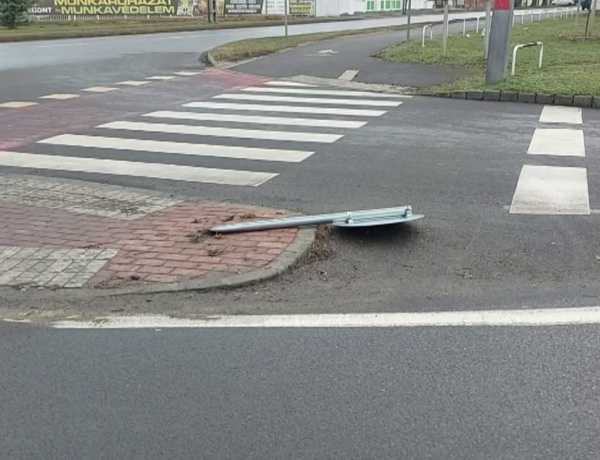 Kikerülést jelző táblát döntött ki egy autós